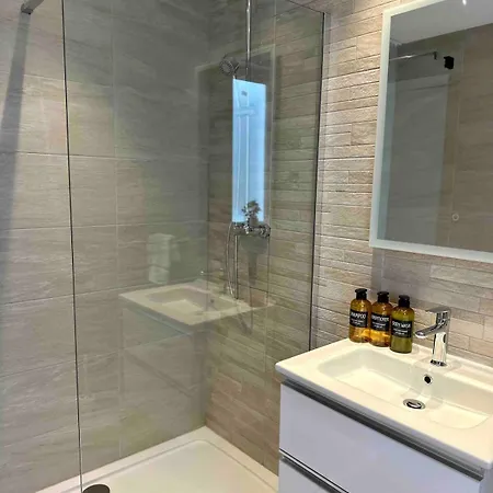 Brand New 2-bedroom - Excellent Location Apartament